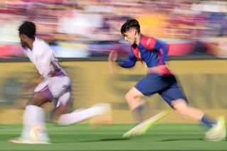 Pedri rămâne cu picioarele pe pământ: „Nu mă compar cu Xavi și Iniesta” » Cine vrea să fie noul Balon de Aur!