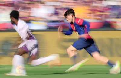 Pedri rămâne cu picioarele pe pământ: „Nu mă compar cu Xavi și Iniesta” » Cine vrea să fie noul Balon de Aur!