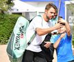 Stan Wawrinka făcând selfie-uri la Țiriac Open Foto: Cristi Preda