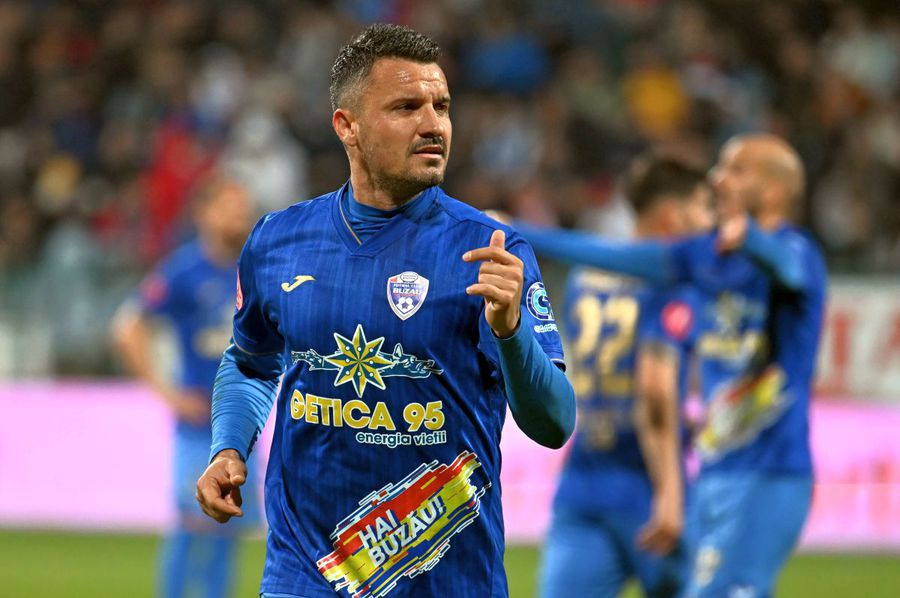 Constantin Budescu, jucând pentru Gloria Buzău, foto: Imago Images Patronul din Superliga îl vrea pe Constantin Budescu: „L-aș aduce și cu dinții, dar cu condiția asta”