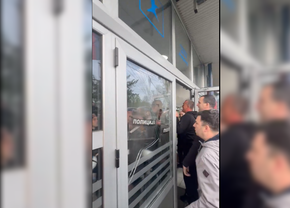 Noi imagini din haosul de la Belgrad: portarul echipei de fotbal, interzis în sală și trântit la pământ