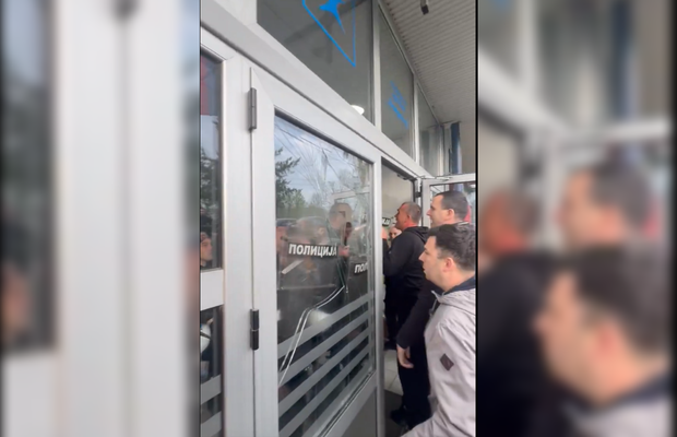 Noi imagini din haosul de la Belgrad: portarul echipei de fotbal, interzis în sală și trântit la pământ