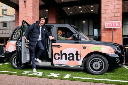 Peter Crouch prezintă proiectul taxiurilor care duc la stadion fanii cu probleme de sănătate mintală