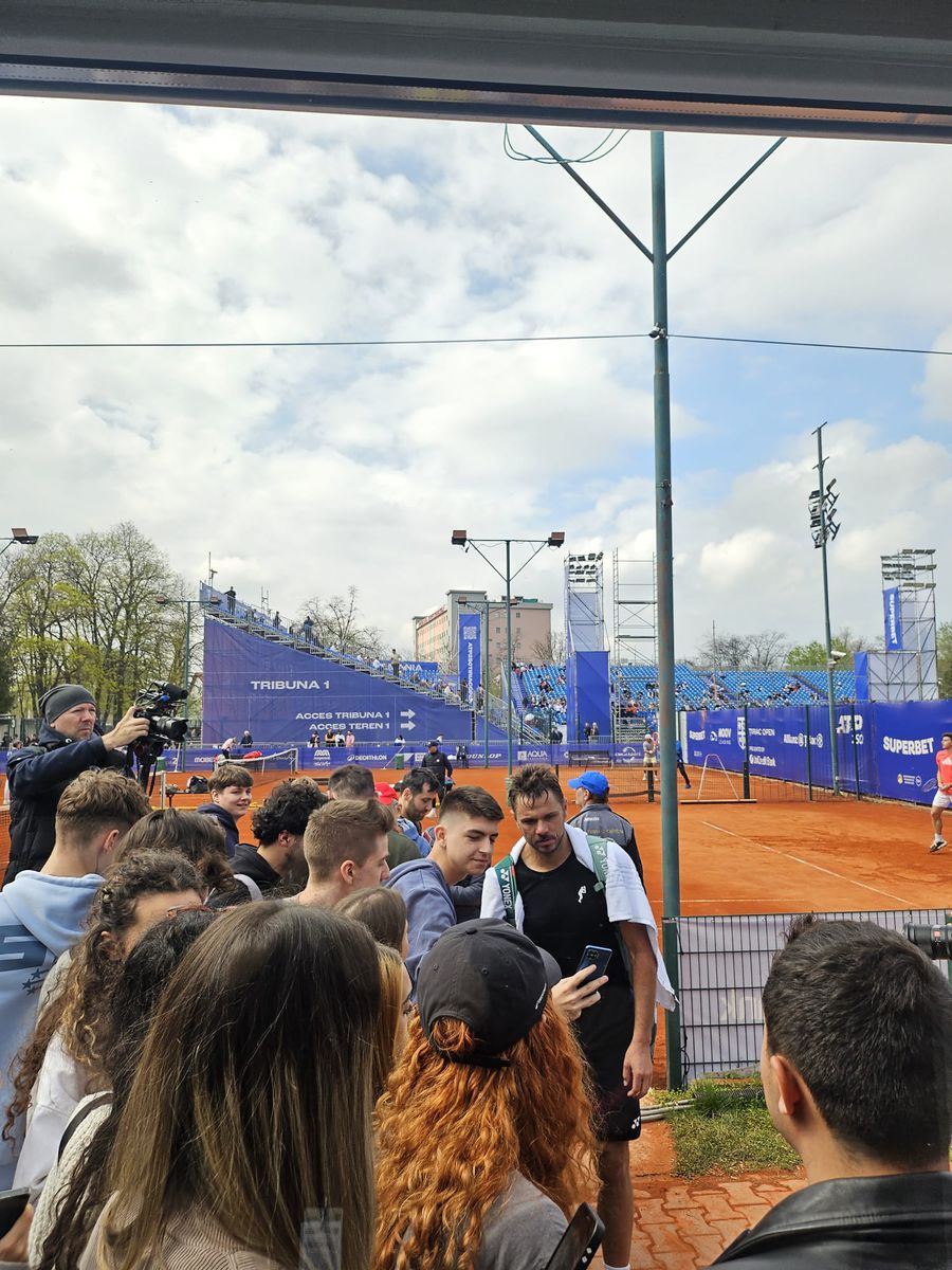 Stan Wawrinka alături de fanii de la București FOTO Roxana Fleșeru Stan Wawrinka a revenit la București și joacă marți la Țiriac Open: „Simt că sunt la un nivel competitiv”