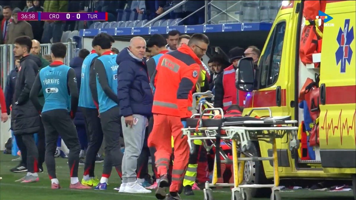 Imagini dramatice! Selecționerul Turciei U21 a leșinat imediat după decizia arbitrului, meci abandonat