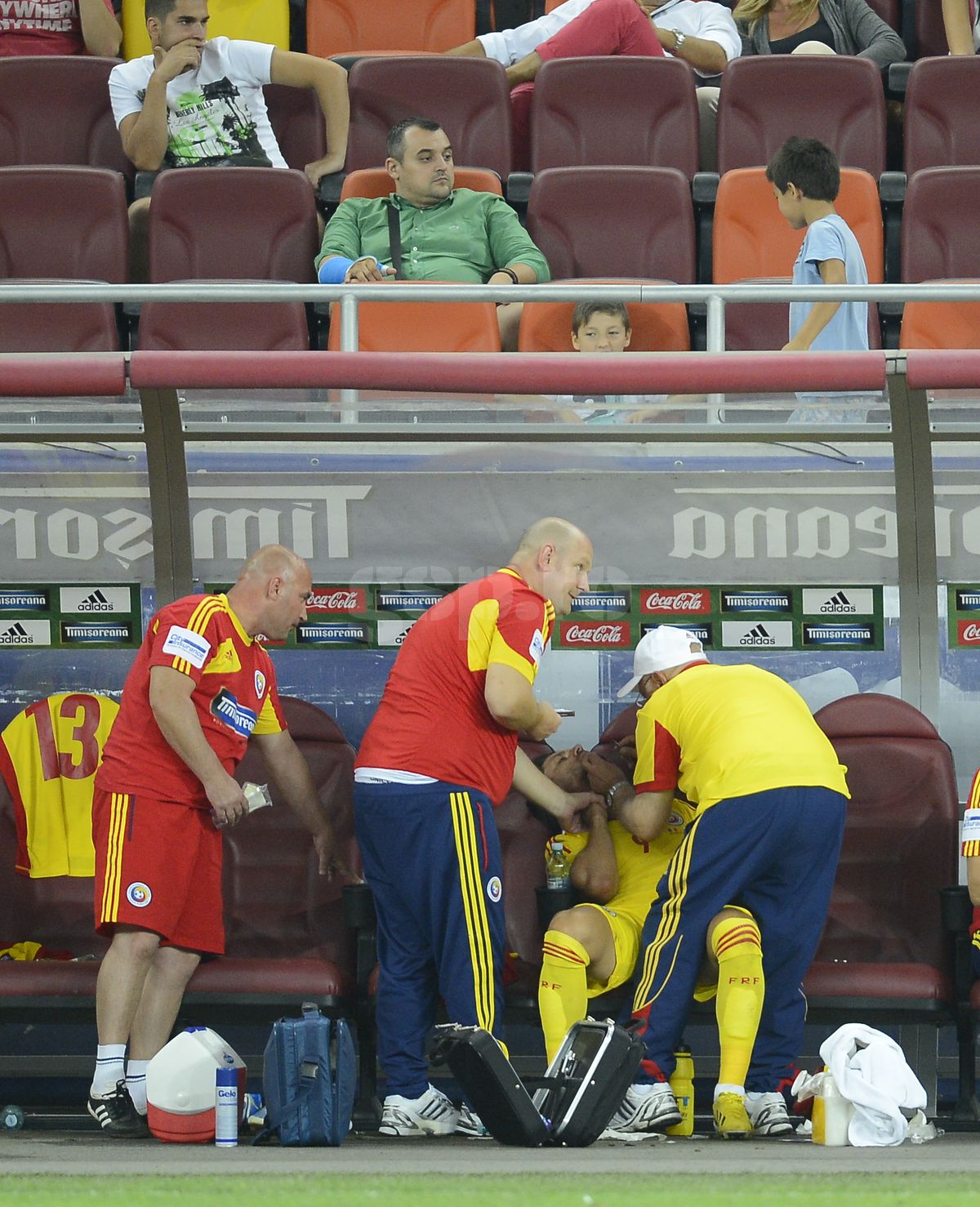 Imagini horror de la România - Slovacia: „Doctorul m-a cusut pe viu pe banca de rezerve”