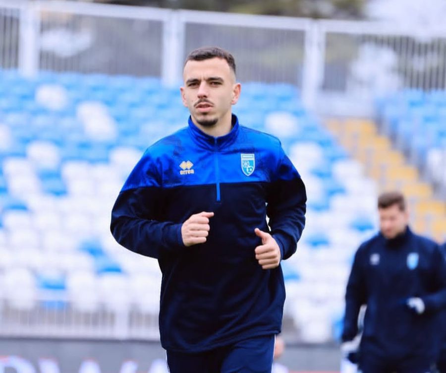 Leard Sadriu s-a pregătit în ultimele zile cu naționala țării sale, Kosovo Românii sunt cu ochii pe ei diseară! Doi fotbaliști din play-off-ul Superligii visează la Mondiale