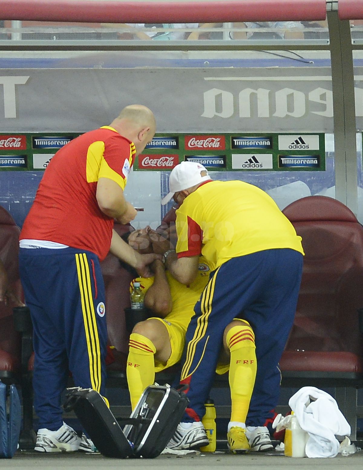 Imagini horror de la România - Slovacia: „Doctorul m-a cusut pe viu pe banca de rezerve”