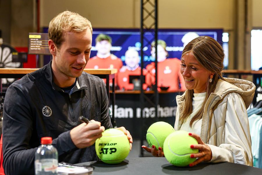 Botic van de Zandschulp semnând autografe Foto: Imago Images Omul care i-a închis cariera lui Nadal e în turul 2 la Țiriac Open: „Dacă am de ales, prefer să-l urmăresc jucând pe Alcaraz”