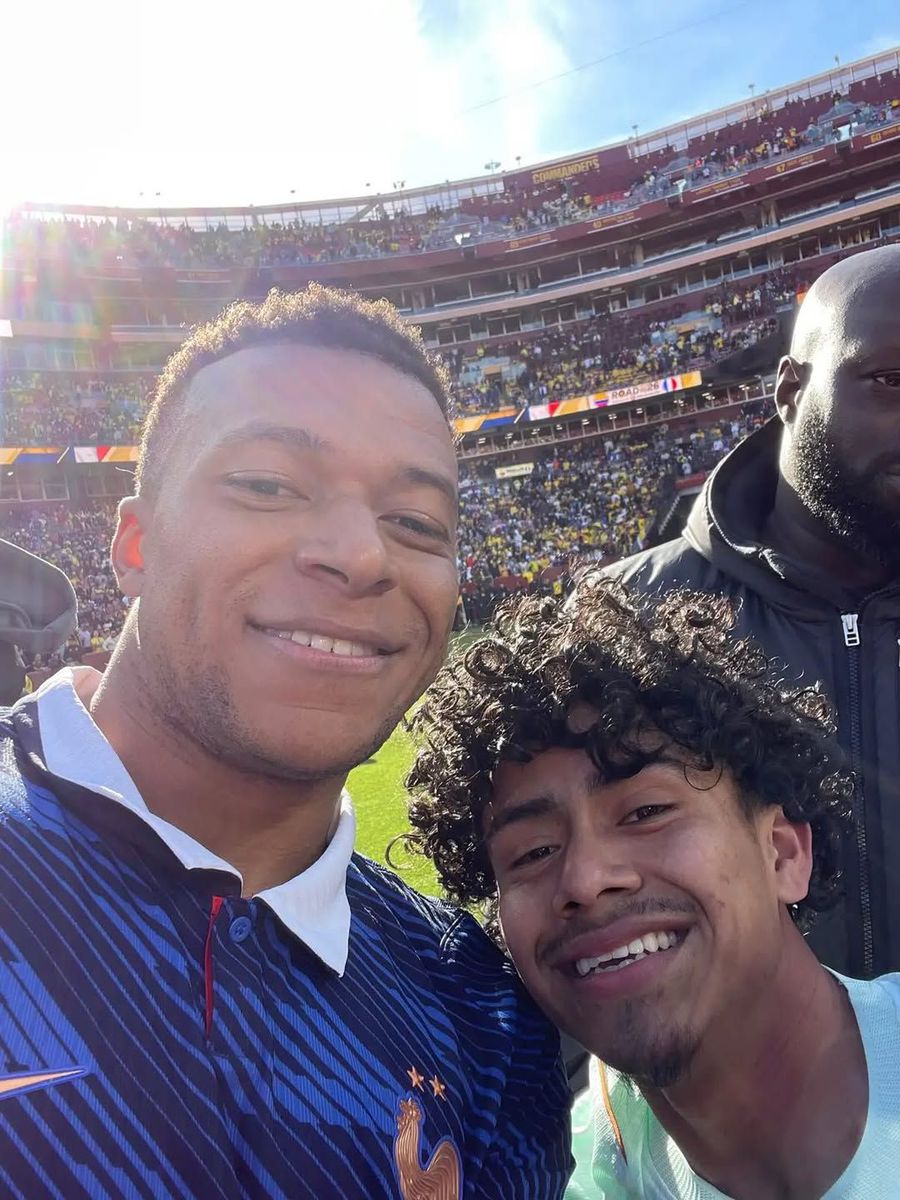 Un suporter a intrat pe teren în Columbia - Franța Reacția serii: I-a mulțumit lui Mbappe după ce a fost săltat de forțele de ordine!