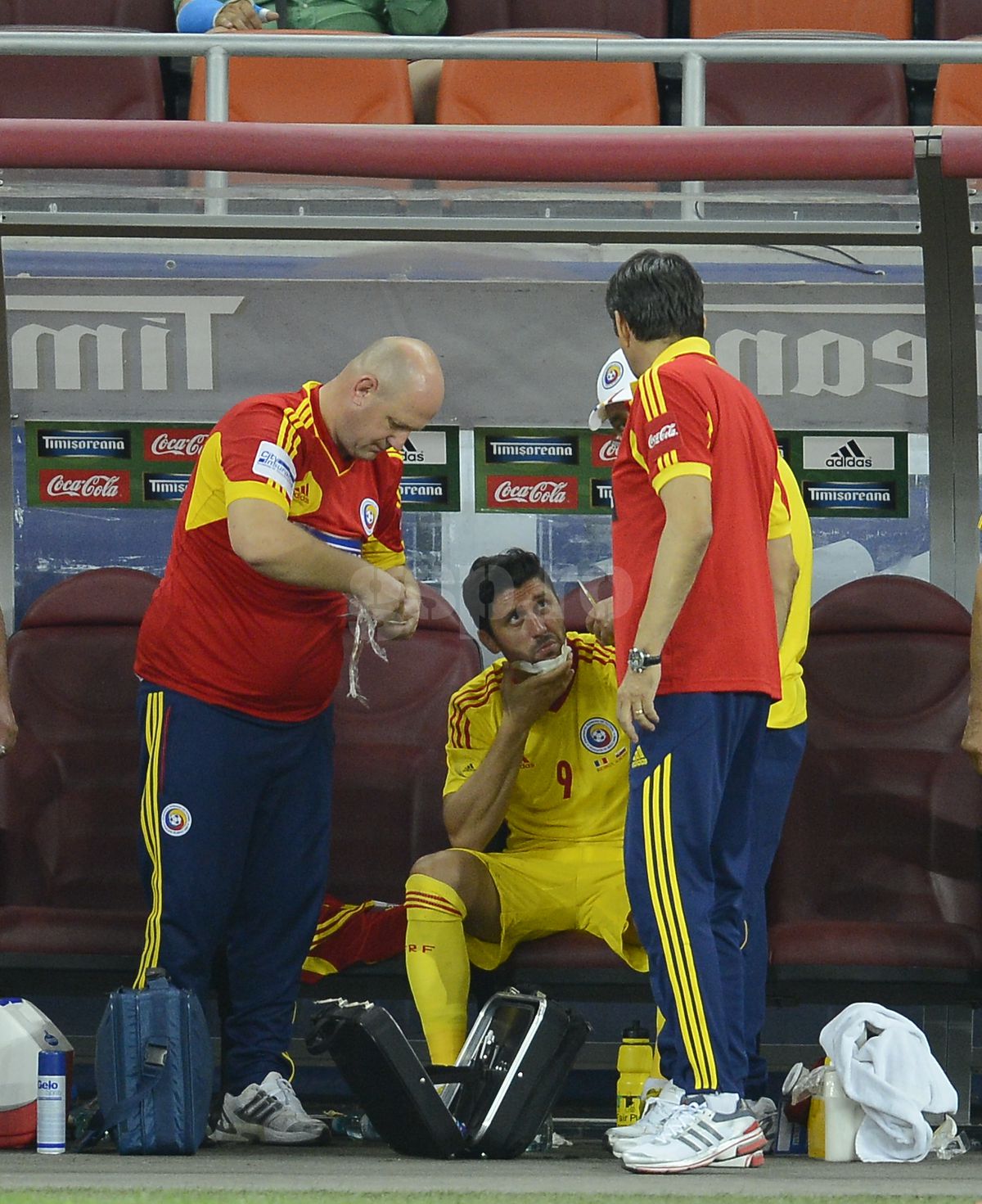 Imagini horror de la România - Slovacia: „Doctorul m-a cusut pe viu pe banca de rezerve”