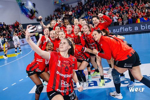 Jucătoarele Gloriei, sărbătorind calificarea în sferturile Ligii Campionilor la handbal feminin / sursă foto: Facebook @ Handbal Gloria Bistrița / Agenția de social media WOLF