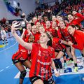 Jucătoarele Gloriei, sărbătorind calificarea în sferturile Ligii Campionilor la handbal feminin / sursă foto: Facebook @ Handbal Gloria Bistrița / Agenția de social media WOLF