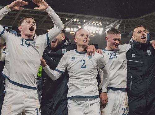 Leard Sadriu și kosovarii bucurându-se de victoria uriașă din Slovacia