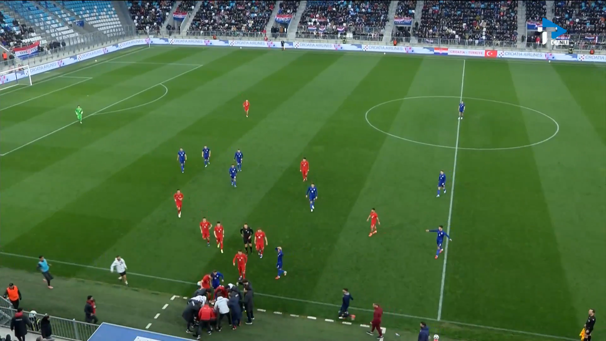 Imagini dramatice! Selecționerul Turciei U21 a leșinat imediat după decizia arbitrului, meci abandonat