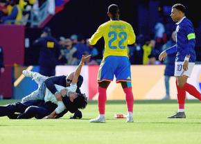 Reacția serii: I-a mulțumit lui Mbappe după ce a fost săltat de forțele de ordine!