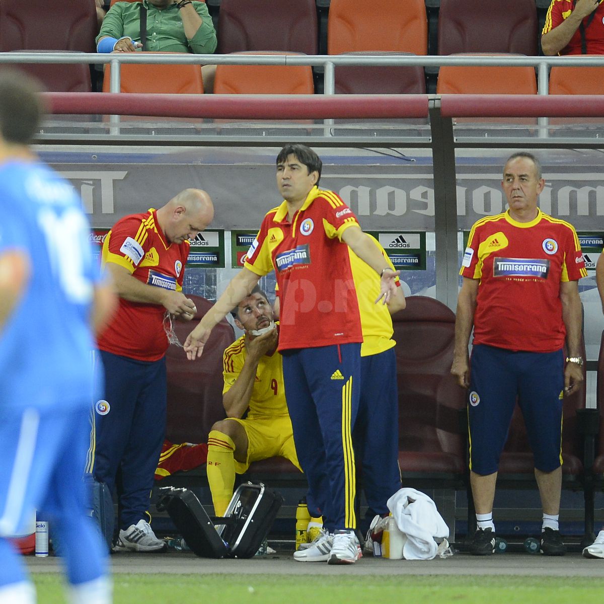 Imagini horror de la România - Slovacia: „Doctorul m-a cusut pe viu pe banca de rezerve”