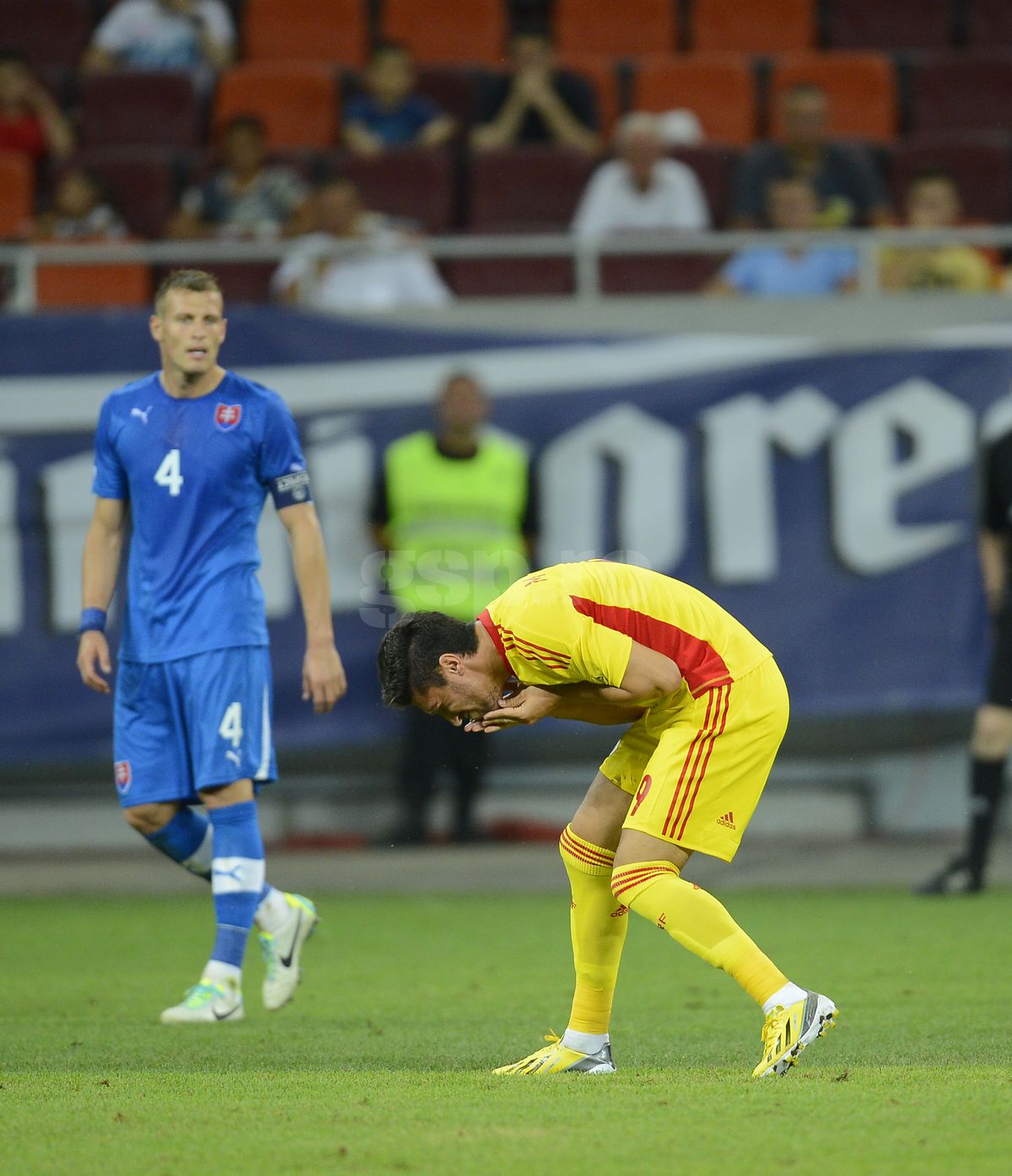 Imagini horror de la România - Slovacia: „Doctorul m-a cusut pe viu pe banca de rezerve”