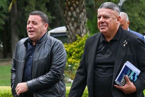 Președintele AFA, Claudio Tapia (dreapta), a fost pus sub acuzare pentru evaziune fiscală împreună cu trezorierul Pablo Toviggino