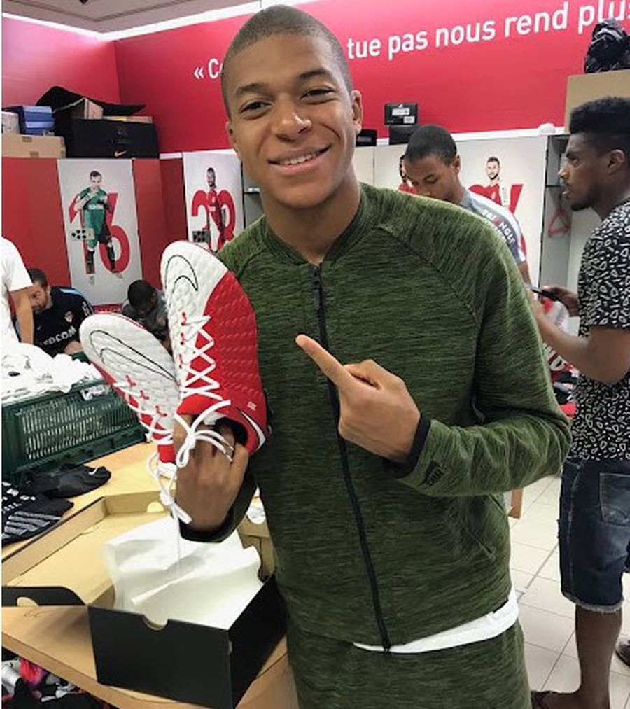 Kylian Mbappe a fost cel mai tânăr care a avut propriile ghete personalizate (Hypervenom 3) de Nike Trădare la nivel înalt: schimbă după 20 de ani? » „Real Madrid ar fi încântată de alegerea lui Kylian Mbappe!”