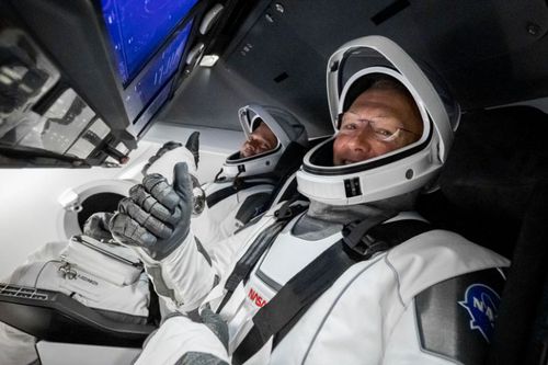 Capsula Crew Dragon, în care se află cunoscuții astronauți Doug Hurley și Bob Behnken, va ajunge azi pe Stația Spațială Internațională. Sursă foto: Twitter Space X
