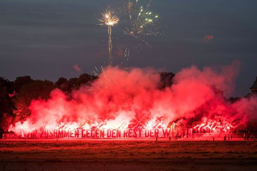 Spectacol făcut de suporterii echipei Dynamo Dresda // Foto: Twitter Dynamo Dresda