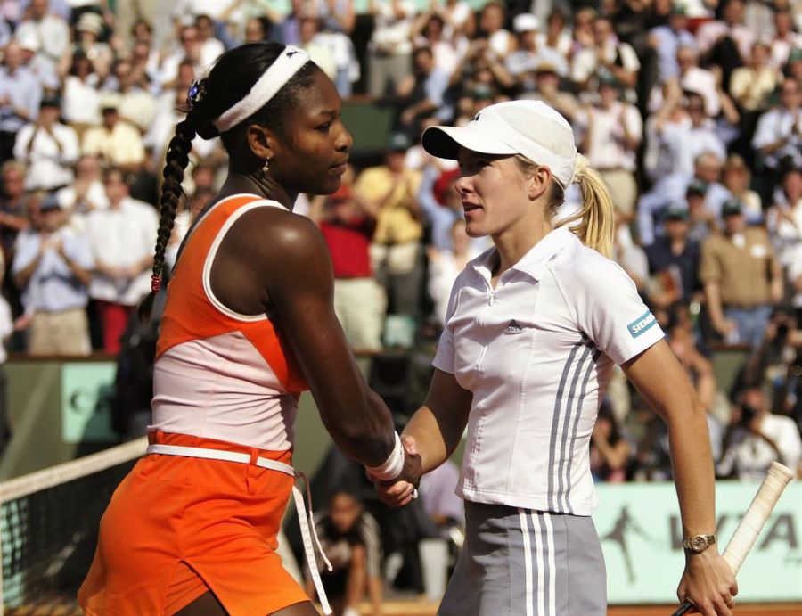 Serena Williams și Justine Henin la fileu la finalul meciului FotoGuliver/GettyImages