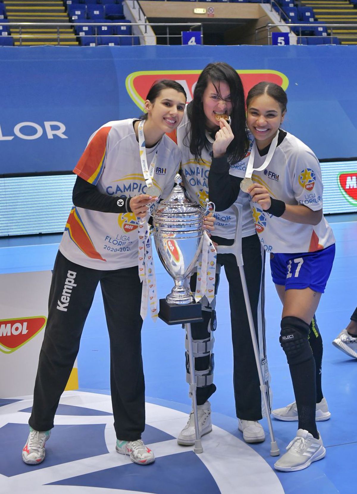 CSM București a sărbătorit titlul la handbal feminin, chiar la finalul unicului eșec stagional