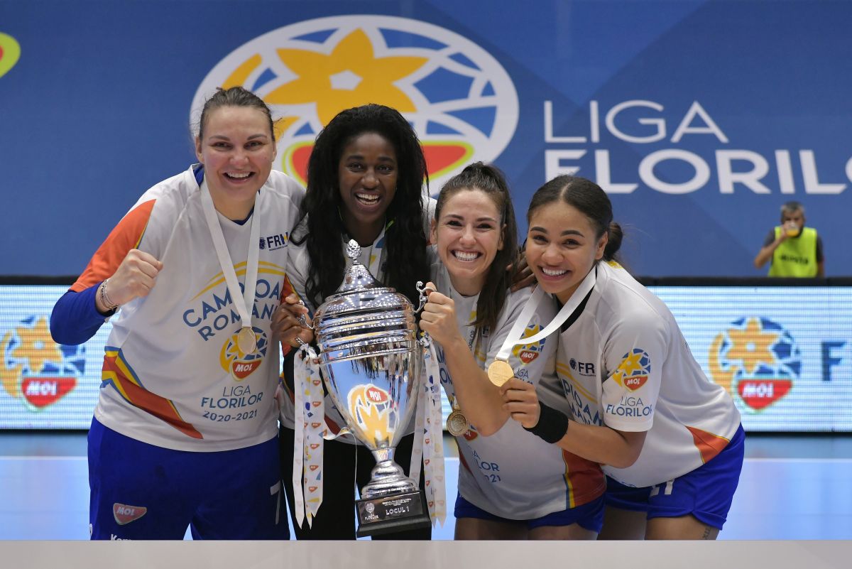 CSM București a sărbătorit titlul la handbal feminin, chiar la finalul unicului eșec stagional