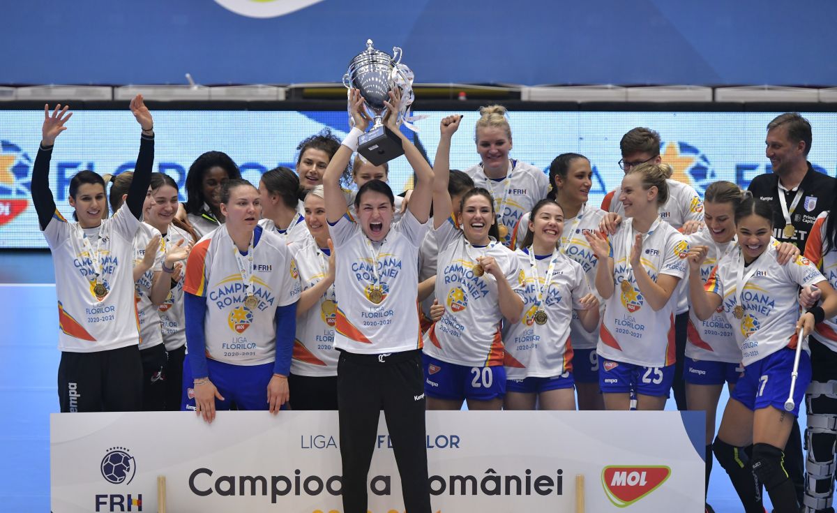 CSM București a sărbătorit titlul la handbal feminin, chiar la finalul unicului eșec stagional
