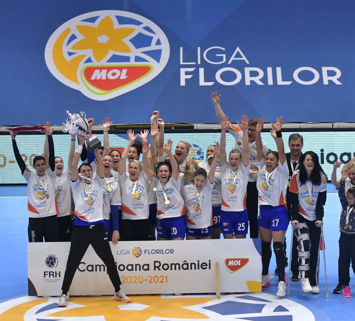 CSM București a sărbătorit titlul la handbal feminin, chiar la finalul unicului eșec stagional