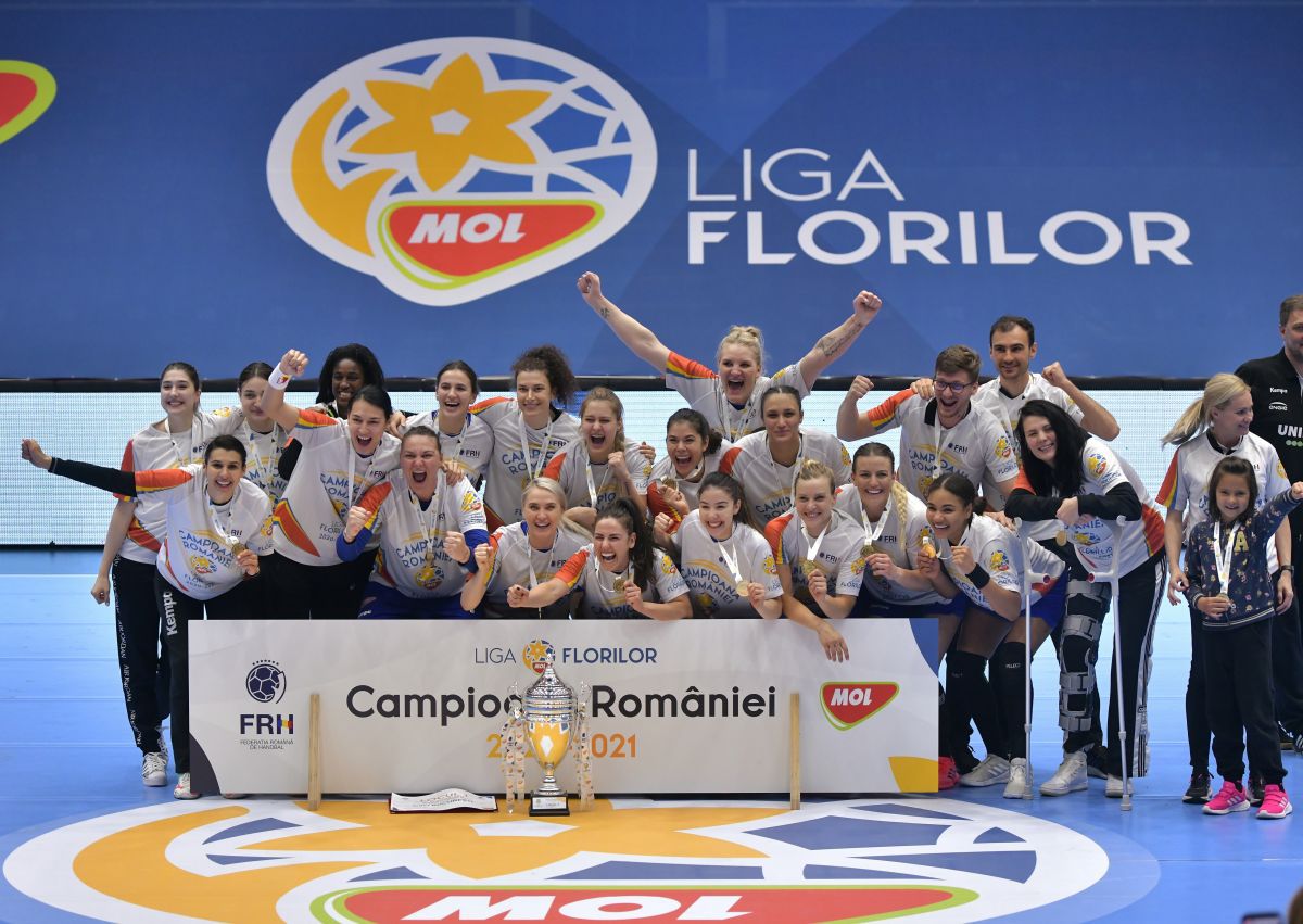 CSM București a sărbătorit titlul la handbal feminin, chiar la finalul unicului eșec stagional
