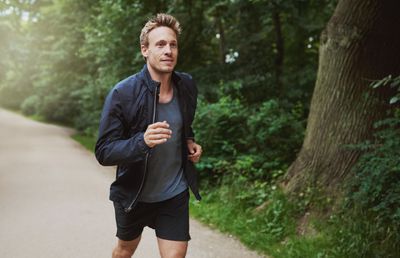 Cum să porți îmbrăcăminte sportivă și pantofi la modă?