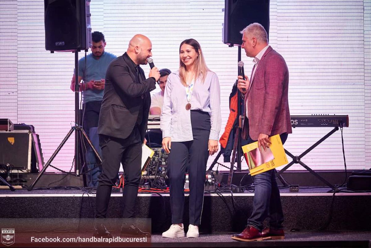 Imagini de colecție cu handbalistele de la Rapid » Cum au sărbătorit câștigarea titlului