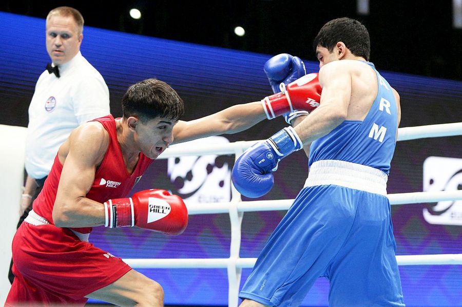 Vasile își lovește oponentul din finala Europeanului de la Erevan // foto: AFP Povestea românului plecat din țara lui să facă istorie pentru Belgia » Vasile Usturoi, noul campion european la box: „Nici acum nu realizez ce am reușit”