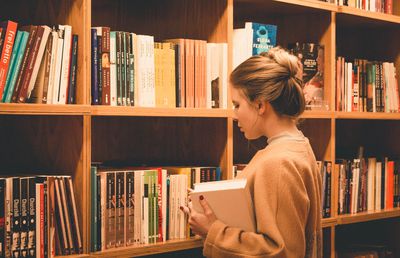 4 moduri în care te pot ajuta cărțile despre familie în viața personală