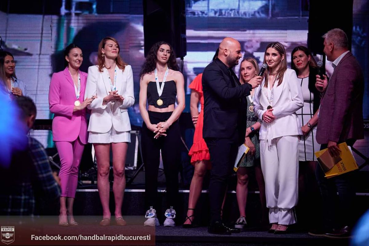 Imagini de colecție cu handbalistele de la Rapid » Cum au sărbătorit câștigarea titlului