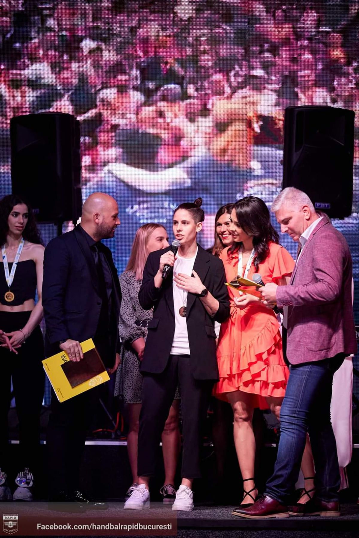 Imagini de colecție cu handbalistele de la Rapid » Cum au sărbătorit câștigarea titlului