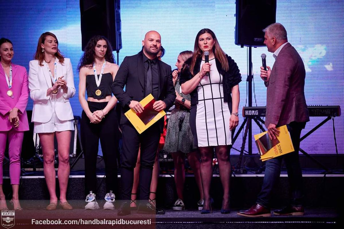 Imagini de colecție cu handbalistele de la Rapid » Cum au sărbătorit câștigarea titlului