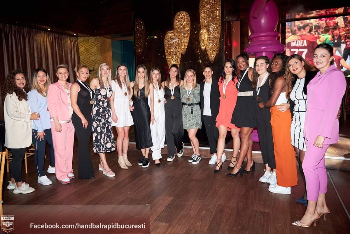 Imagini de colecție cu handbalistele de la Rapid » Cum au sărbătorit câștigarea titlului