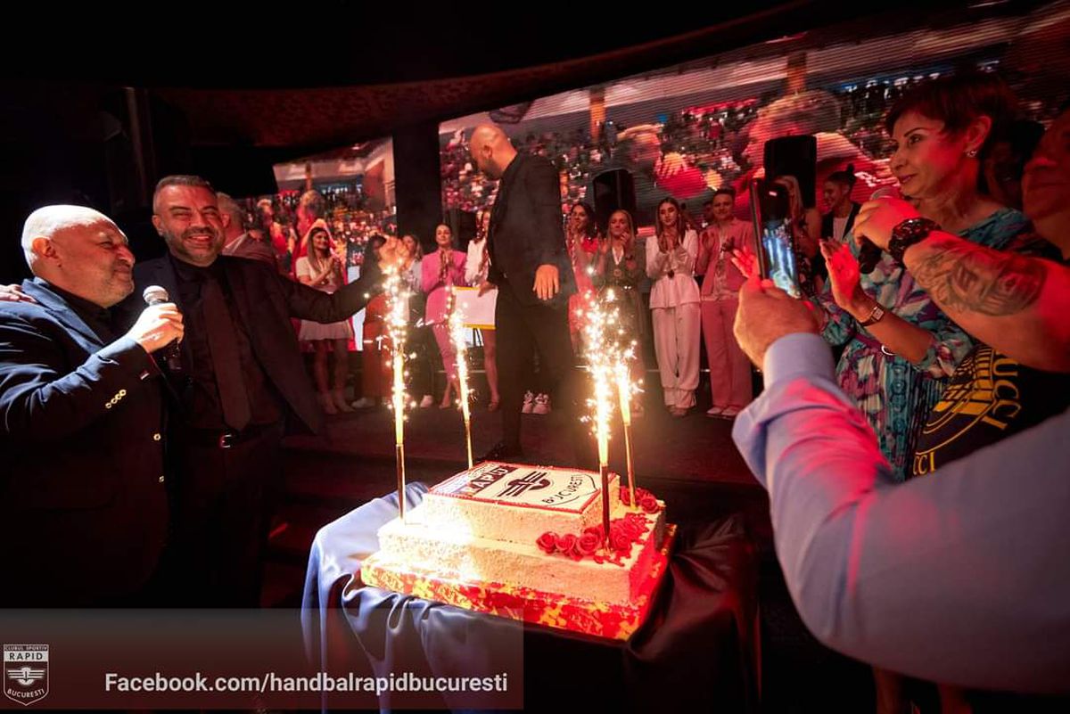 Imagini de colecție cu handbalistele de la Rapid » Cum au sărbătorit câștigarea titlului