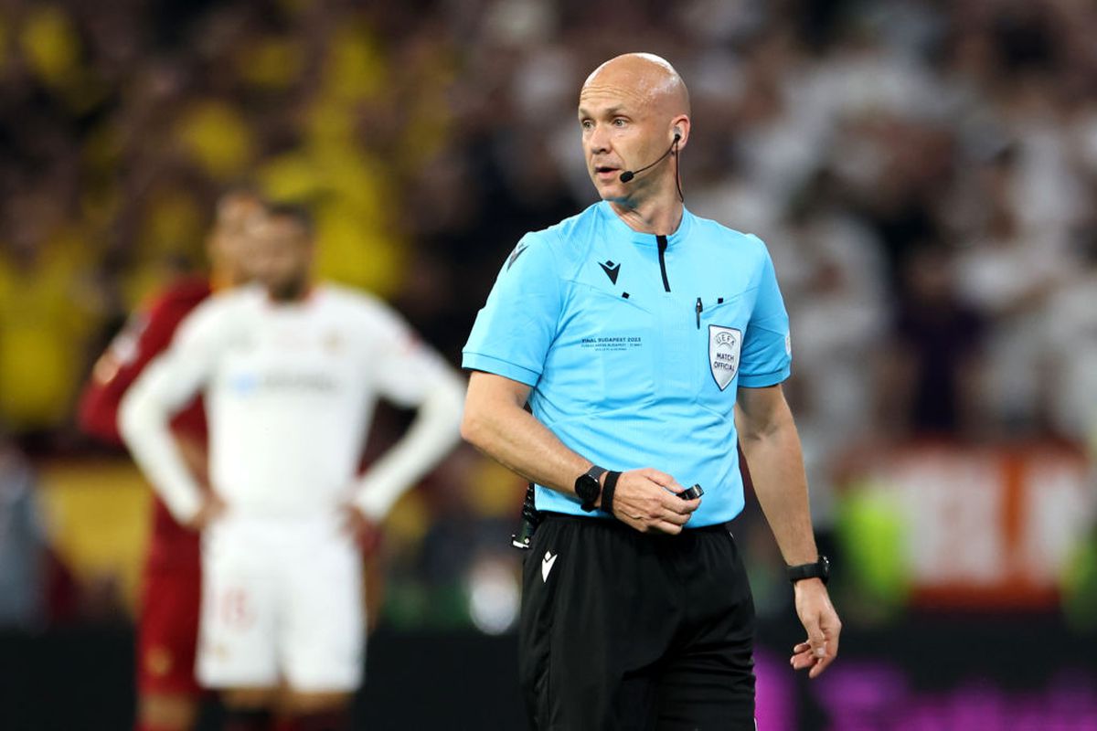 Două decizii controversate luate de Anthony Taylor în finala Europa League  » Mourinho, un „vulcan” pe margine