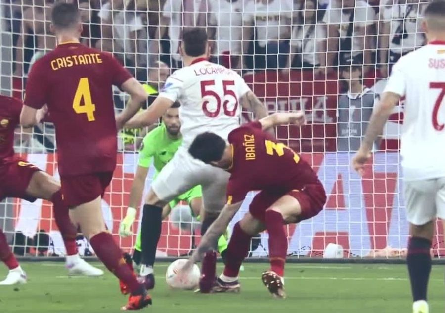 FOTO: Captură @ESPN Două decizii controversate luate de Anthony Taylor în finala Europa League » Mourinho, un „vulcan” pe margine