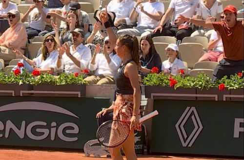 Rusoaica Daria Kasatkina (26 de ani, 9 WTA) a învins-o pe cehoaica Marketa Vondrousova (23 de ani, 60 WTA), scor 6-3, 6-4, și s-a calificat în „șaisprezecimile” Roland Garros 2023.