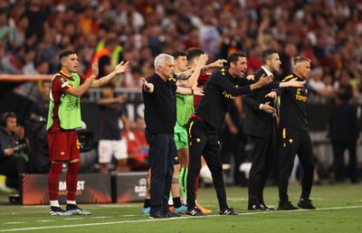 Două decizii controversate luate de Anthony Taylor în finala Europa League  » Mourinho, un „vulcan” pe margine
