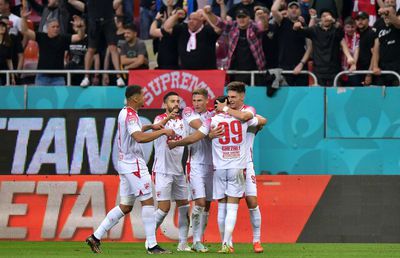 Ce pregătesc „câinii” pentru sărbătoarea promovării » Tricouri speciale + unde se reunesc cei care nu merg la meci