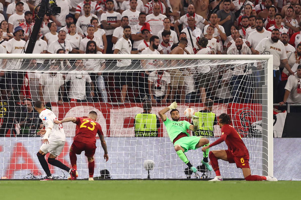 Două decizii controversate luate de Anthony Taylor în finala Europa League  » Mourinho, un „vulcan” pe margine