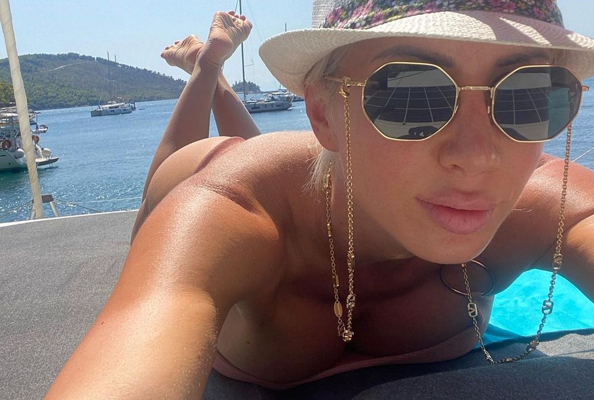 Fosta amantă a lui Marica s-a pozat doar în lenjerie intimă transparentă la hotel: „Surpriză pentru Ciprian?”