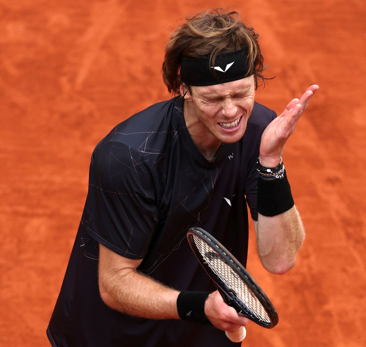 Andrey Rublev, criză de nervi la Roland Garros: s-a luat la palme și s-a lovit singur cu racheta!