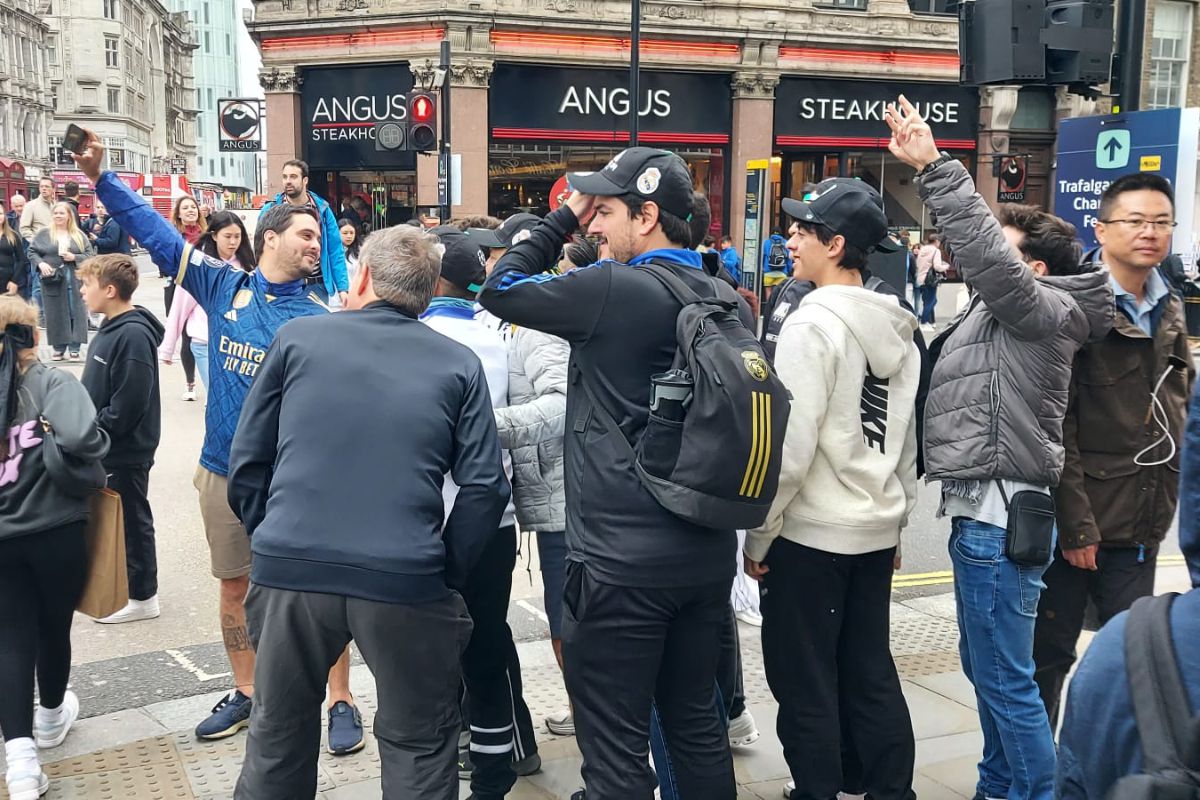 Trofeul Ligii Campionilor, pe Regent Street din Londra